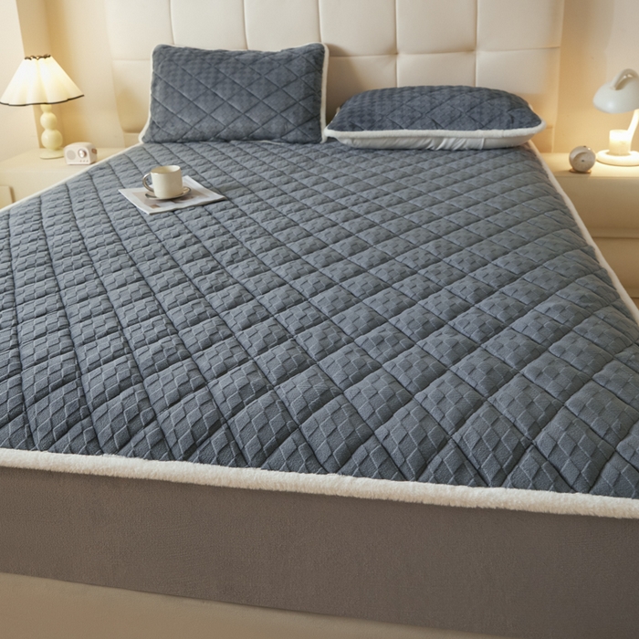 91家纺网 家纺一手货源 找家纺 鑫钰 2024秋冬新款加厚牛奶绒烂花夹棉床笠 菱形格-深灰