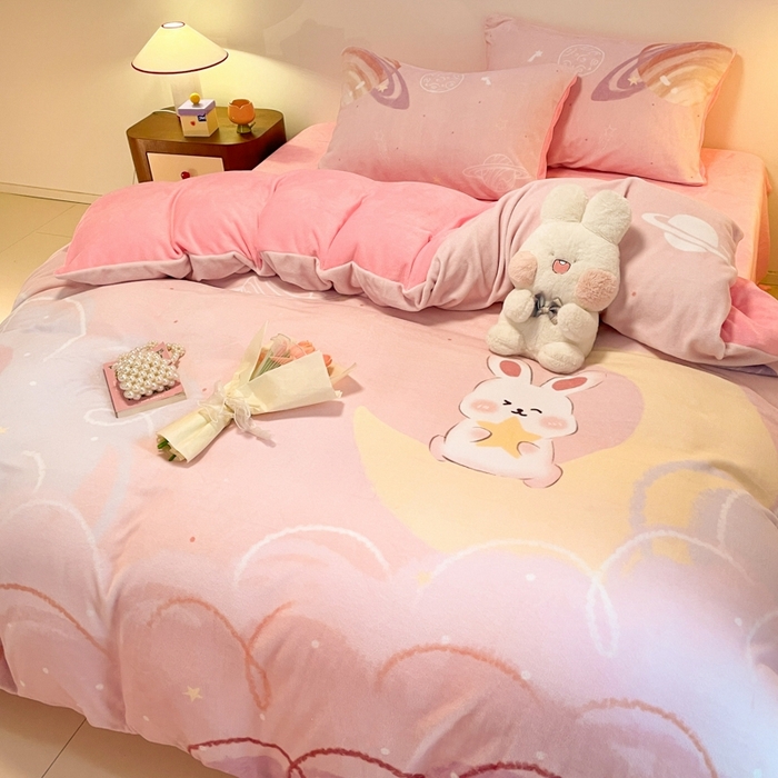 91家纺网 家纺一手货源 找家纺 新方向 2025新款全消光A类儿童牛奶绒四件套-萌萌兔 萌萌兔-粉