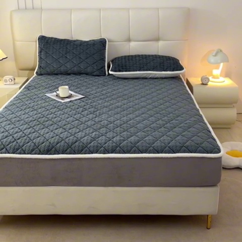 91家纺网 家纺一手货源 找家纺 鑫钰 2024秋冬新款加厚牛奶绒烂花夹棉床笠 菱形格-深灰