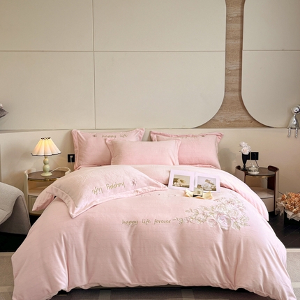 91家纺网 家纺一手货源 找家纺 （总）奥汀洛家纺 2025新款全工艺牛奶绒四件套-花都