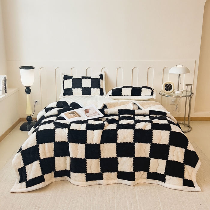 91家纺网 家纺一手货源 找家纺 慕木家纺 2025秋冬新款A类北极绒棋盘格双面毛毯 棋盘格三层夹棉毛毯-黑白+白