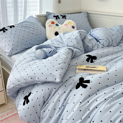 91家纺网 家纺一手货源 找家纺 阿曼达 2024新款ins博主风爆款纯色波点蝴蝶结毛巾绣软糯糯水洗m四件套（专版花型）风格二 蝴蝶结-波点蓝