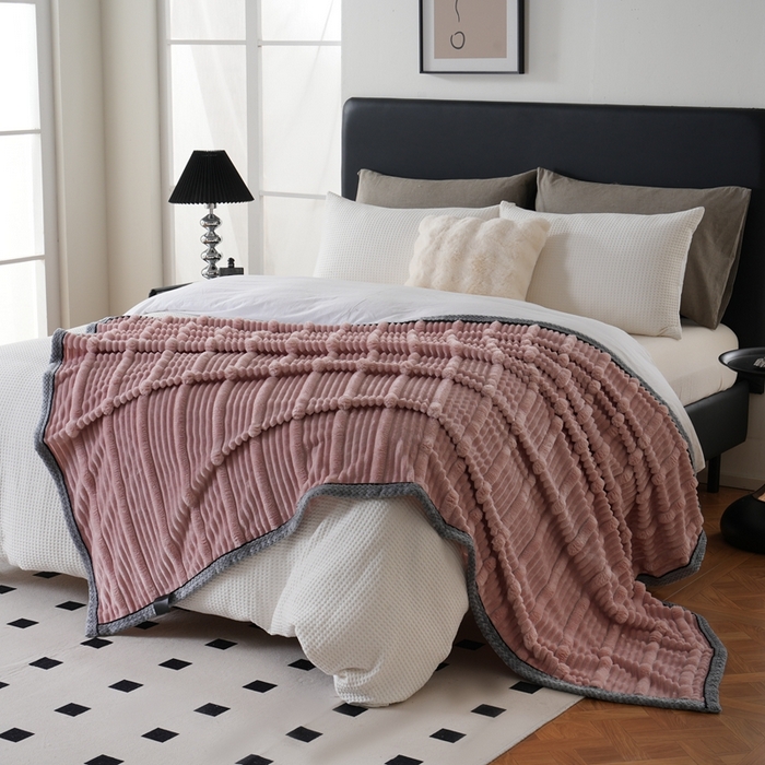 91家纺网 家纺一手货源 找家纺 巴木赫 2024新款子母抽条兔毛绒绒毯毯子 粉色