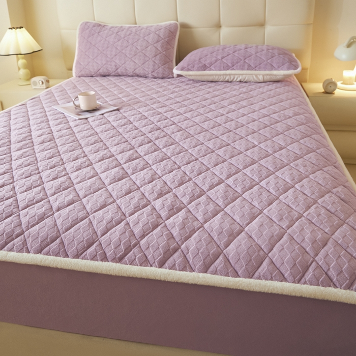 91家纺网 家纺一手货源 找家纺 鑫钰 2024秋冬新款加厚牛奶绒烂花夹棉床笠 菱形格-浅紫