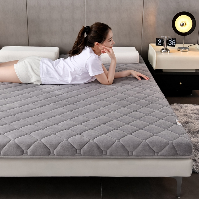 91家纺网 家纺一手货源 找家纺 亿丁点床垫 2024新款加厚宝宝绒抗压床垫 宝宝绒灰色