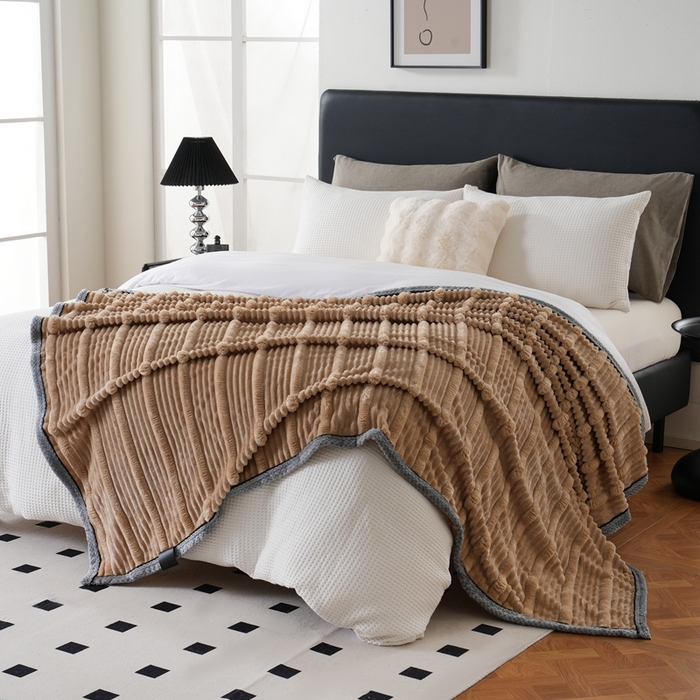 91家纺网 家纺一手货源 找家纺 巴木赫 2024新款子母抽条兔毛绒绒毯毯子 卡其