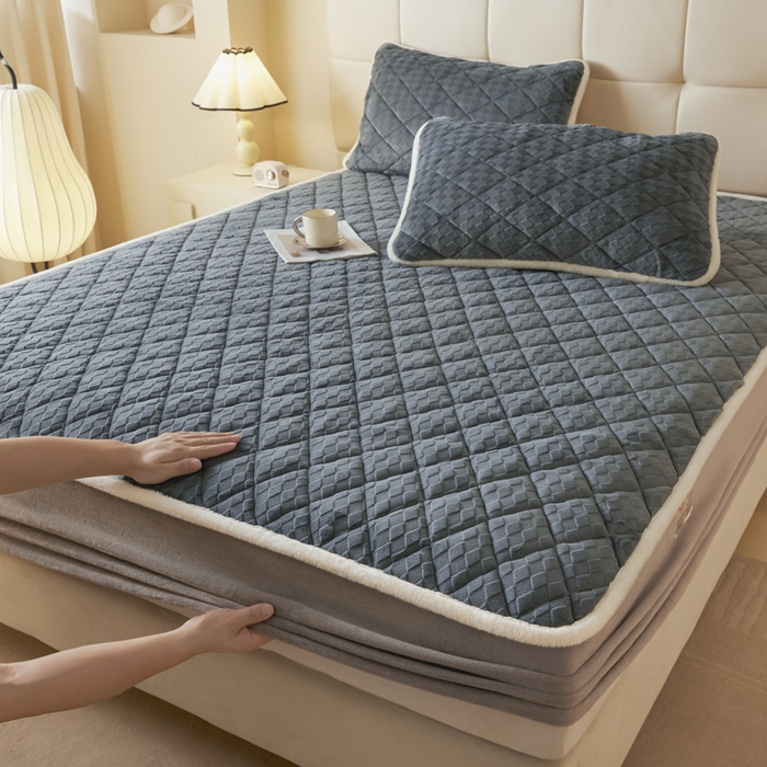 91家纺网 家纺一手货源 找家纺 鑫钰 2024秋冬新款加厚牛奶绒烂花夹棉床笠 菱形格-深灰