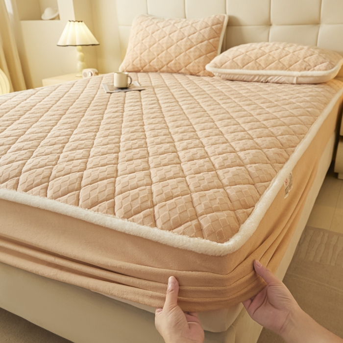 91家纺网 家纺一手货源 找家纺 鑫钰 2024秋冬新款加厚牛奶绒烂花夹棉床笠 菱形格-驼色