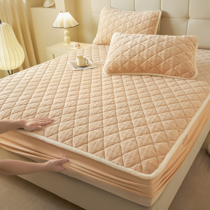 91家纺网 家纺一手货源 找家纺 （总）鑫钰 2024秋冬新款加厚牛奶绒烂花夹棉床笠