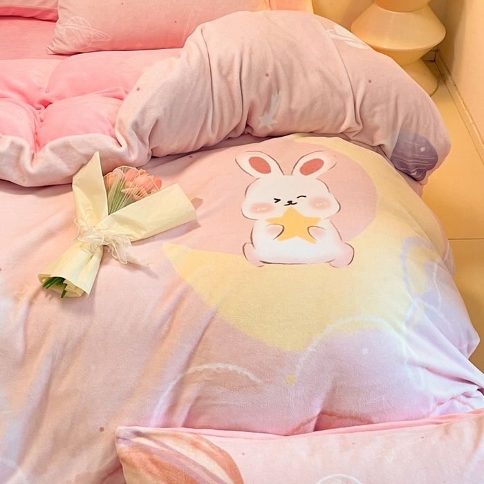 91家纺网 家纺一手货源 找家纺 （总）控价 2025年新款240克全消光A类儿童牛奶绒四件套-萌萌兔