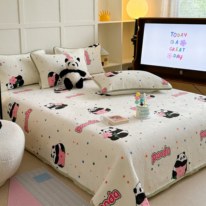 91家纺网 家纺一手货源 找家纺 萝莉家纺 2024爆款印花牛奶绒夹棉绗缝床盖三件套 熊猫花花