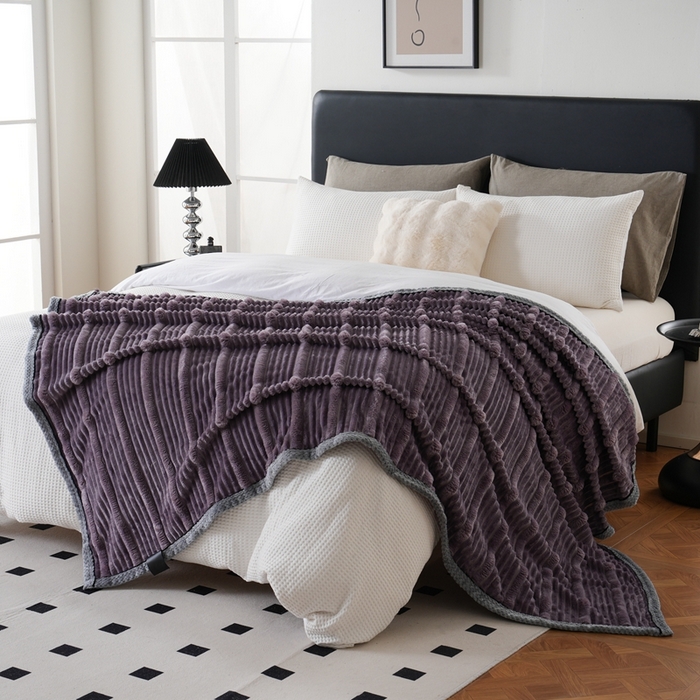 91家纺网 家纺一手货源 找家纺 巴木赫 2024新款子母抽条兔毛绒绒毯毯子 葡萄紫