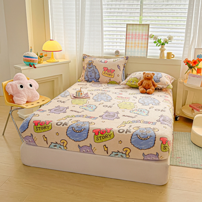 91家纺网 家纺一手货源 找家纺 韩巢家纺 2024新款加厚雪花绒卡通印花保暖牛奶绒珊瑚绒床笠三件套 小怪兽