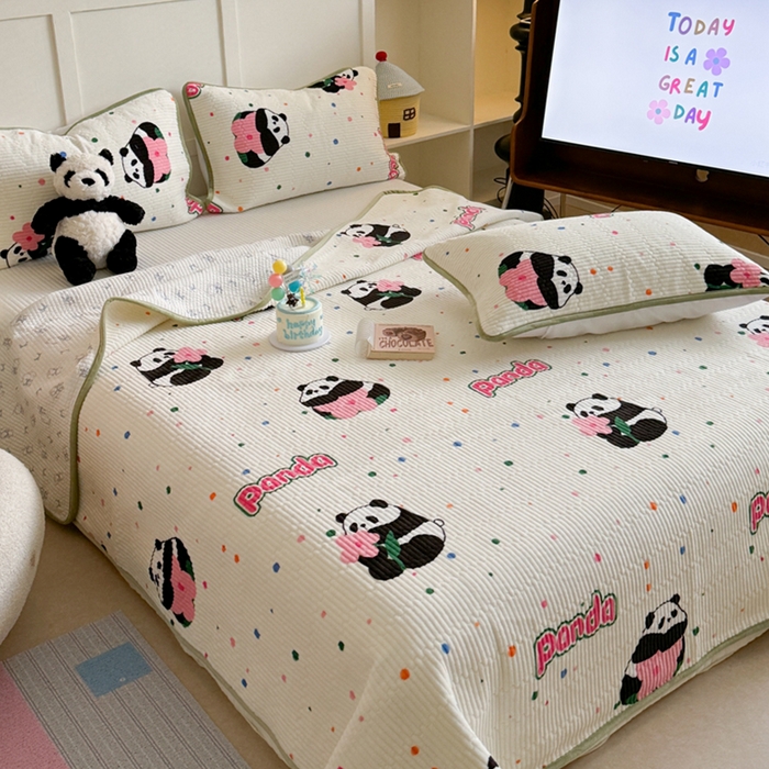 91家纺网 家纺一手货源 找家纺 萝莉家纺 2024爆款印花牛奶绒夹棉绗缝床盖三件套 熊猫花花