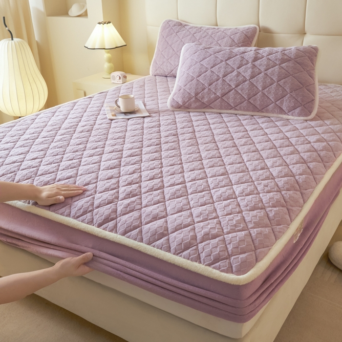 91家纺网 家纺一手货源 找家纺 鑫钰 2024秋冬新款加厚牛奶绒烂花夹棉床笠 菱形格-浅紫