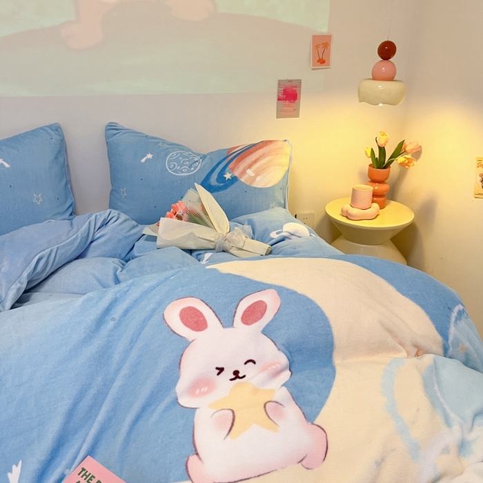 91家纺网 家纺一手货源 找家纺 新方向 2025新款全消光A类儿童牛奶绒四件套-萌萌兔 萌萌兔-蓝