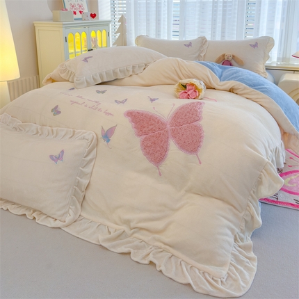 灰鲸 2025新款A类牛奶绒玫瑰兔毛贴布绣四件套 贴布绣蝶恋-奶昔白+天空蓝