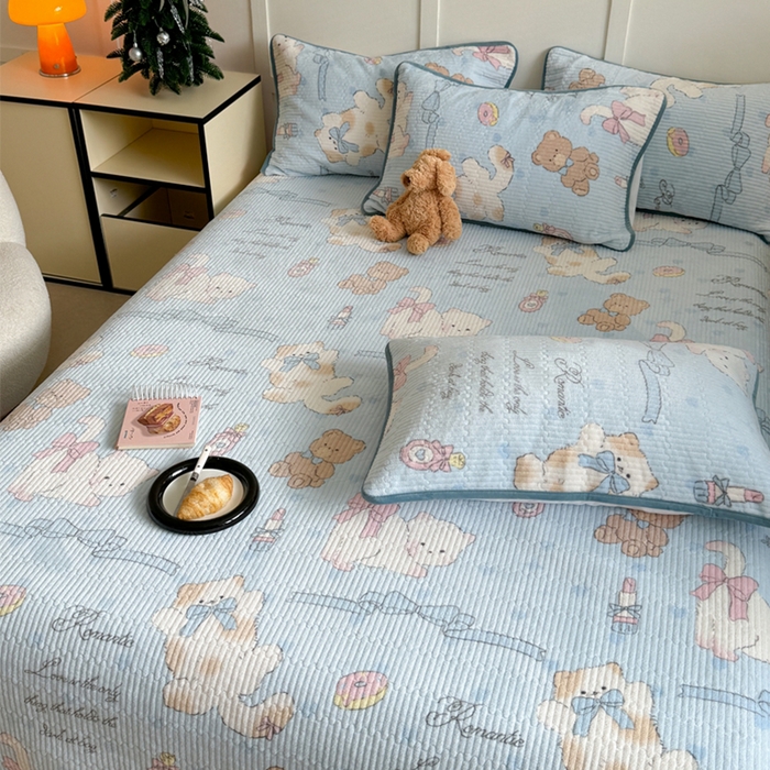 91家纺网 家纺一手货源 找家纺 萝莉家纺 2024爆款印花牛奶绒夹棉绗缝床盖三件套 俏皮猫猫