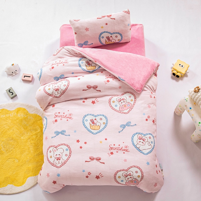 91家纺网 家纺一手货源 找家纺 鱼宝 2024新款小版牛奶绒婴童套件蝴蝶结小兔