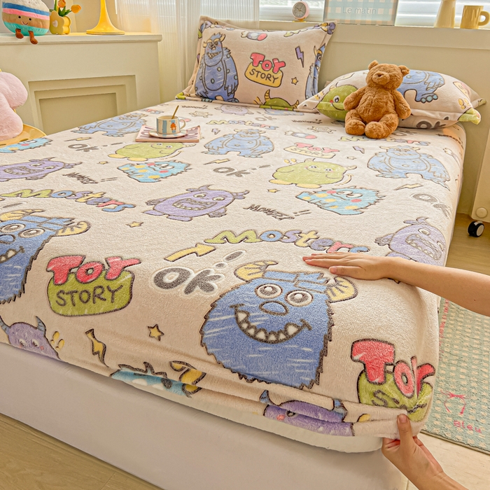 91家纺网 家纺一手货源 找家纺 韩巢家纺 2024新款加厚雪花绒卡通印花保暖牛奶绒珊瑚绒床笠三件套 小怪兽