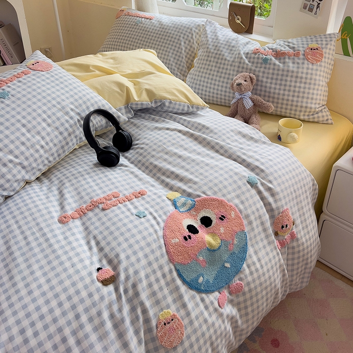 91家纺网 家纺一手货源 找家纺 眠帛家居 2024新款加厚磨毛水洗棉毛巾绣加印大版卡通四件套 甜甜圈