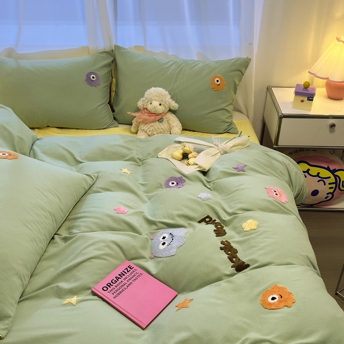 91家纺网 家纺一手货源 找家纺 葡萄家 2024新款毛巾绣水洗云朵棉萌系小怪兽四件套（场景二） 小怪兽黄绿