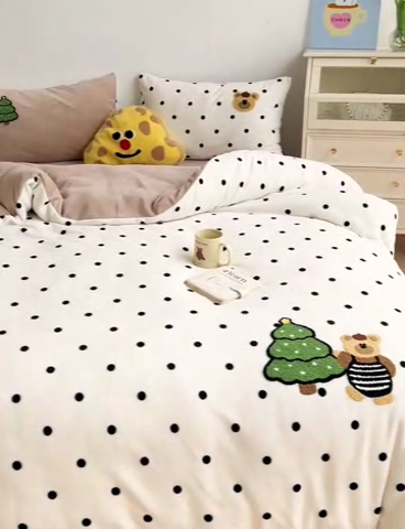 91家纺网 家纺一手货源 找家纺 乐童家纺 2024新款高克重牛奶绒小清新印＋绣系列四件套 波点小熊