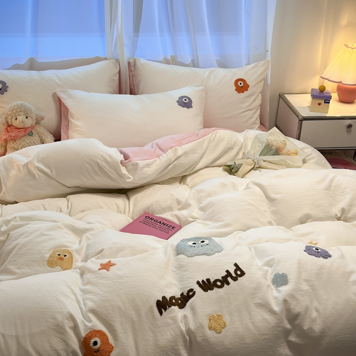 91家纺网 家纺一手货源 找家纺 葡萄家 2024新款毛巾绣水洗云朵棉萌系小怪兽四件套（场景二） 小怪兽白粉