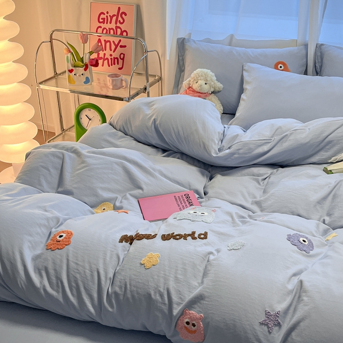 91家纺网 家纺一手货源 找家纺 葡萄家 2024新款毛巾绣水洗云朵棉萌系小怪兽四件套（场景二） 小怪兽天空蓝