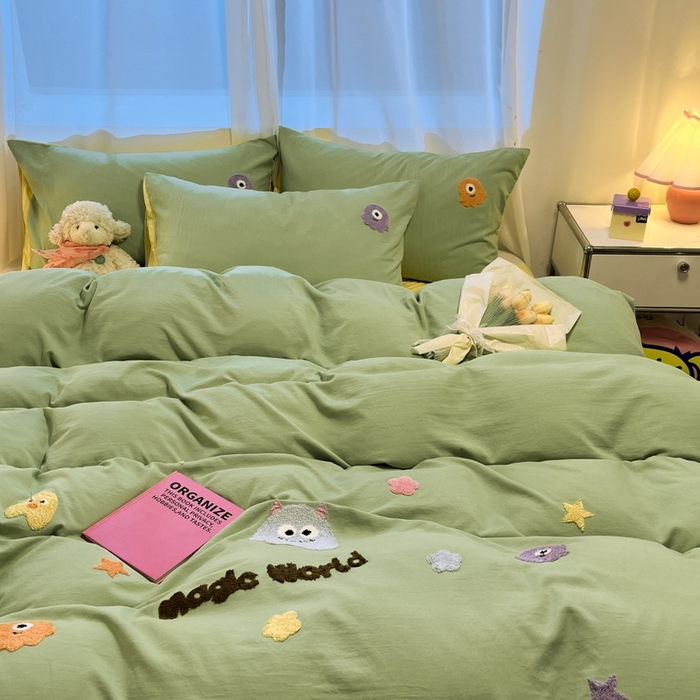 91家纺网 家纺一手货源 找家纺 葡萄家 2024新款毛巾绣水洗云朵棉萌系小怪兽四件套（场景二） 小怪兽黄绿