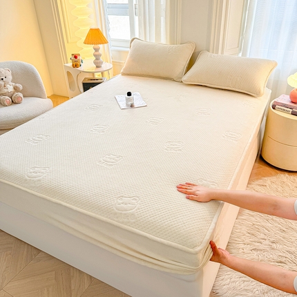 91家纺网 家纺一手货源 找家纺 居眠 2024新款牛奶绒超声波like小熊夹棉大豆床笠 Like熊-米白