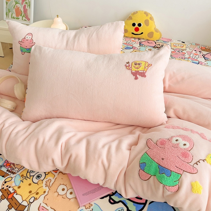 91家纺网 家纺一手货源 找家纺 乐童家纺 2024新款高克重牛奶绒小清新印＋绣系列四件套 派大双