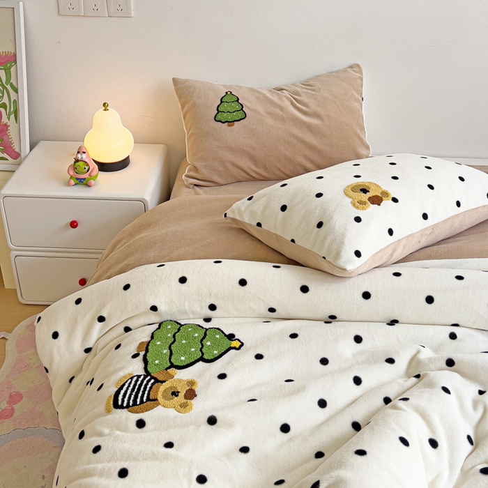 91家纺网 家纺一手货源 找家纺 乐童家纺 2024新款高克重牛奶绒小清新印＋绣系列四件套 波点小熊