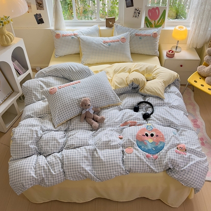 91家纺网 家纺一手货源 找家纺 眠帛家居 2024新款加厚磨毛水洗棉毛巾绣加印大版卡通四件套 甜甜圈