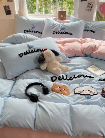 91家纺网 家纺一手货源 找家纺 眠帛家居 2024新款加厚磨毛水洗棉毛巾绣加印大版卡通四件套 花花