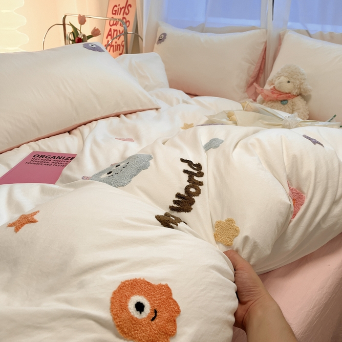 91家纺网 家纺一手货源 找家纺 葡萄家 2024新款毛巾绣水洗云朵棉萌系小怪兽四件套（场景二） 小怪兽白粉