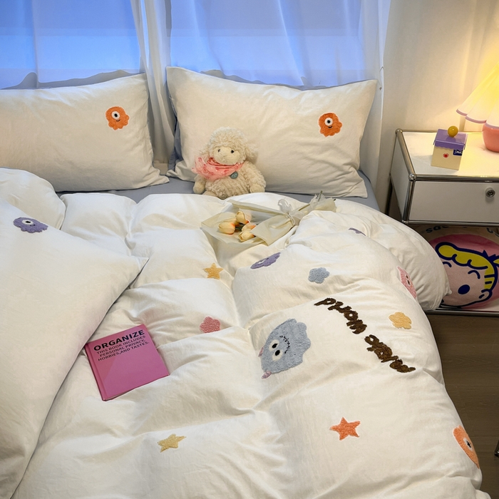 91家纺网 家纺一手货源 找家纺 葡萄家 2024新款毛巾绣水洗云朵棉萌系小怪兽四件套（场景二） 小怪兽白蓝