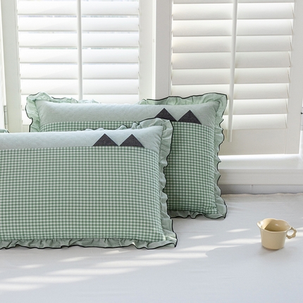 91家纺网 家纺一手货源 找家纺 呦呦南宋 2024新款多层结构拉链款A类纯棉三角枕套48*74cm一对装超声波压棉色织水洗棉全棉单品花边枕头套 迷绿三角