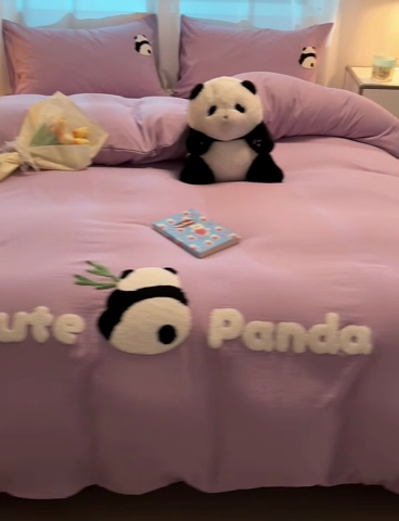 91家纺网 家纺一手货源 找家纺 葡萄家 2024新款超柔水洗棉毛巾绣四件套熊猫香芋紫