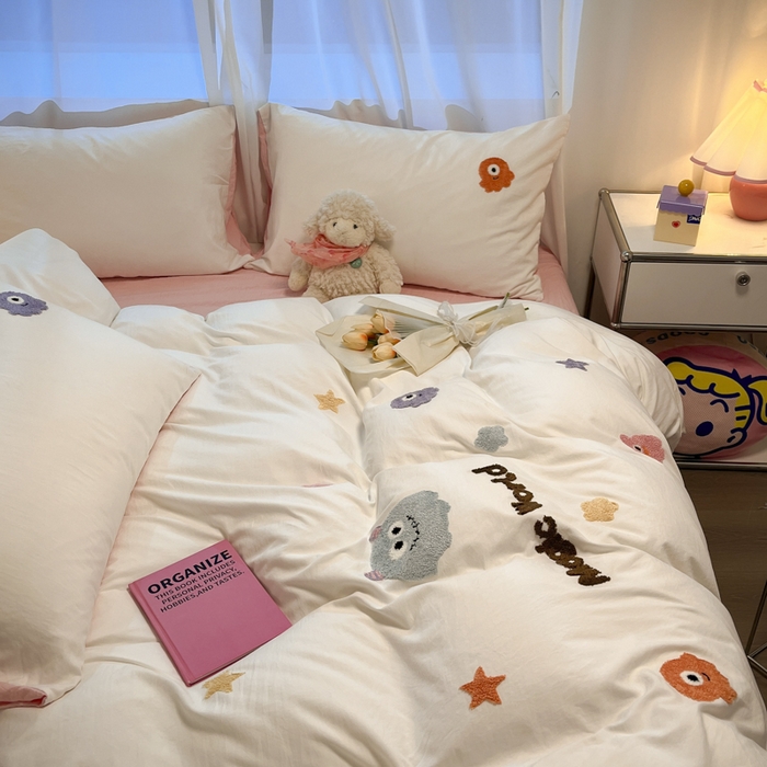 91家纺网 家纺一手货源 找家纺 葡萄家 2024新款毛巾绣水洗云朵棉萌系小怪兽四件套（场景二） 小怪兽白粉