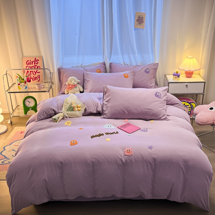 91家纺网 家纺一手货源 找家纺 葡萄家 2024新款毛巾绣水洗云朵棉萌系小怪兽四件套（场景二） 小怪兽香芋紫