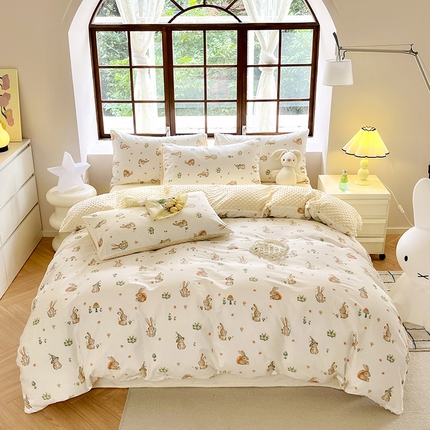 91家纺网 家纺一手货源 找家纺 麦伦家居 2024秋冬新品 多功能床品全棉+豆豆绒四件套卡通小清新系列 可爱小兔-米黄