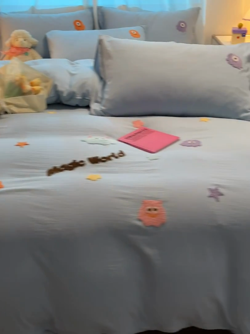 91家纺网 家纺一手货源 找家纺 葡萄家 2024新款毛巾绣水洗云朵棉萌系小怪兽四件套（场景二） 小怪兽天空蓝