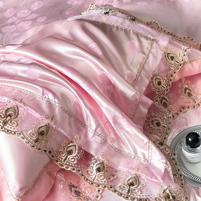 91家纺网 家纺一手货源 找家纺 七夜居 2025新款蕾丝花边欧式贡缎提花四件套礼盒装 风中的故事