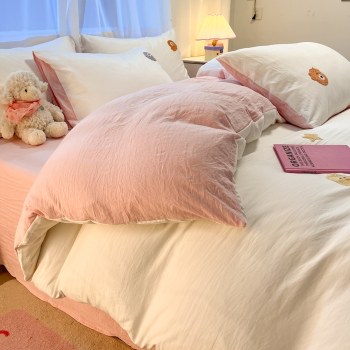 91家纺网 家纺一手货源 找家纺 葡萄家 2024新款毛巾绣水洗云朵棉萌系小怪兽四件套（场景二） 小怪兽白粉