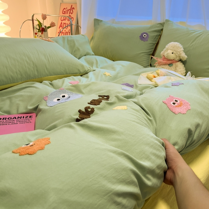 91家纺网 家纺一手货源 找家纺 葡萄家 2024新款毛巾绣水洗云朵棉萌系小怪兽四件套（场景二） 小怪兽黄绿