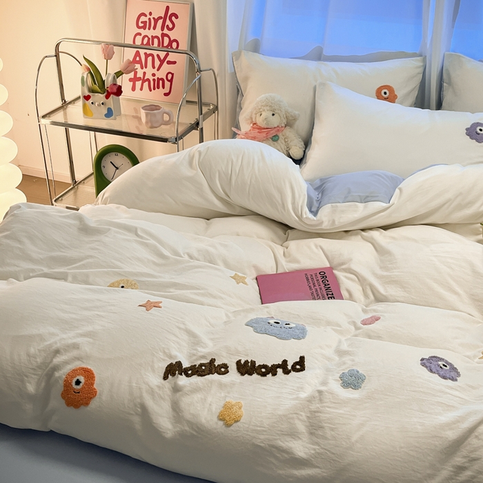 91家纺网 家纺一手货源 找家纺 葡萄家 2024新款毛巾绣水洗云朵棉萌系小怪兽四件套（场景二） 小怪兽白蓝