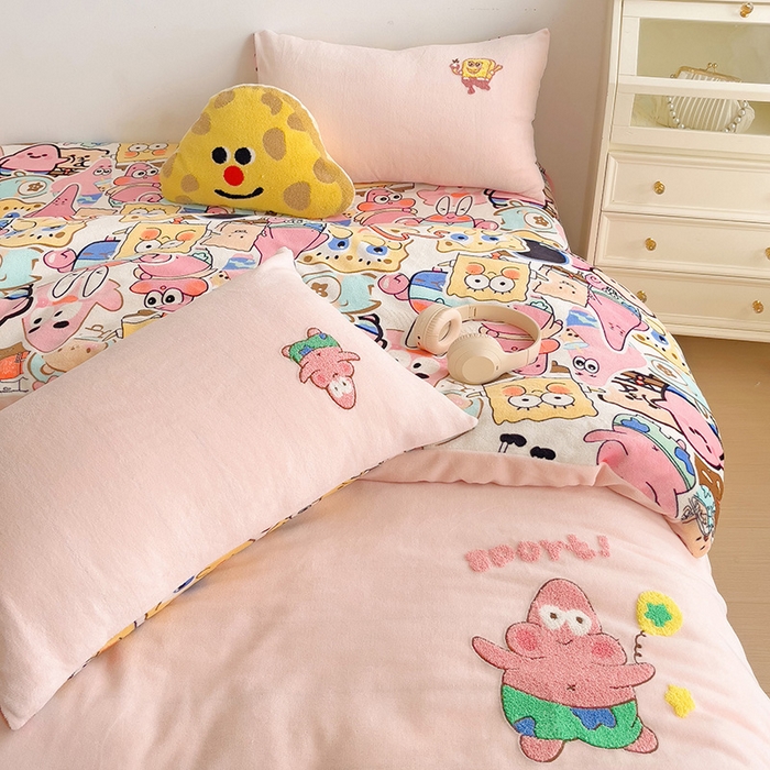 91家纺网 家纺一手货源 找家纺 乐童家纺 2024新款高克重牛奶绒小清新印＋绣系列四件套 派大双