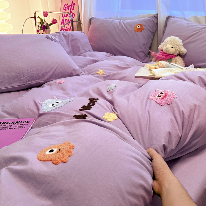 91家纺网 家纺一手货源 找家纺 葡萄家 2024新款毛巾绣水洗云朵棉萌系小怪兽四件套（场景二） 小怪兽香芋紫