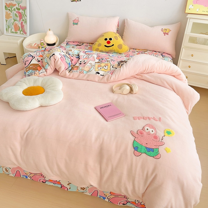 91家纺网 家纺一手货源 找家纺 乐童家纺 2024新款高克重牛奶绒小清新印＋绣系列四件套 派大双